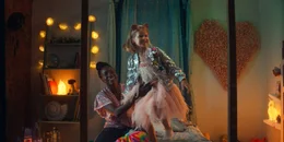 L-R: Aisha (Anna Diop) und Rose (Rose Decker)