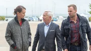 Ulf Lott (Gerry Hungbauer, 2.v.l.), der Präsident des Yachtclubs, ist vom Tod seines Schriftführers Dr. Johannes Urbach (Helge Gutbrod, nicht im Bild) schwer getroffen. Wie konnte Dr. Urbach nur ertrinken, wo er doch so ein hervorragender Schwimmer gewesen ist? Eine Frage, die natürlich auch die Kommissare Joost (Nike Fuhrmann, l.) und Pöhlmann (Dominic Boeer, r.) brennend interessiert… Ulf Lott (Gerry Hungbauer, 2.v.l.), der Präsident des Yachtclubs, ist vom Tod seines Schriftführers Dr. Johannes Urbach (Helge Gutbrod, nicht im Bild) schwer getroffen. Wie konnte Dr. Urbach nur ertrinken, wo er doch so ein hervorragender Schwimmer gewesen ist? Eine Frage, die natürlich auch die Kommissare Joost (Nike Fuhrmann, l.) und Pöhlmann (Dominic Boeer, r.) brennend interessiert…