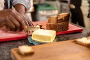 Sternekoch Nelson Müller führt durch den Dschungel der Ernährungs-Tipps: Er zeigt, welche Öle wozu gut und gesund sind. Und bei welchen Produkten der Lebensmittelindustrie Vorsicht angesagt ist. Sternekoch Nelson Müller führt durch den Dschungel der Ernährungs-Tipps: Er zeigt, welche Öle wozu gut und gesund sind. Und bei welchen Produkten der Lebensmittelindustrie Vorsicht angesagt ist.