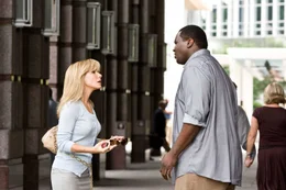 Michael Oher (Quinton Aaron, r.) ist schwarz, &uuml;bergewichtig und zu tiefst traumatisiert. Er ist ein obdachloser Teenager, der weder sich selbst noch anderen Menschen vertraut. Doch das soll sich &auml;ndern, als er auf Leigh Anne Tuohy (Sandra Bullock, l.) trifft ...