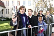 Hannah (Laura Osswald, 2.v.l.) beobachtet skeptisch, wie Bruno (Tim Sander, l.) mit einem gezielten Wurf des Superschuhs auf die Prinzessin, auf sein Produkt aufmerksam machen will.