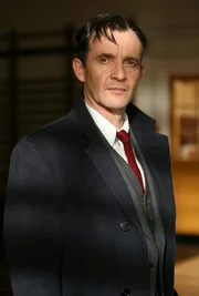 Anton Lesser (Inspector Kelsey). Anton Lesser (Inspector Kelsey).
