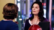 Detective Lindsay Monroe (Anna Belknap, l.) und Jo Danville (Sela Ward) scheinen der Lösung des Falles nahe zu sein: Denn das Opfer wurde nicht während seines Jobs als Justizhelfer ermordet, sondern er war tatsächlich Schiedsrichter bei einem Turnier auf der Computermesse.