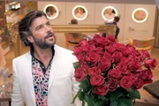 ARD VORSTADTWEIBER, neue Serie mit 10 Folgen, Folge 3 am Dienstag (12.05.15) um 20.15 Uhr im Ersten. Francesco (Xaver Hutter) hat einen wunderschönen Rosenstrauss, der bei ihm abgegeben wurde, für Nicoletta.