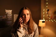 Lucy Hartmann (Linda Berthold) ist froh zu hören, dass es ihrem Vater besser geht. Lucy Hartmann (Linda Berthold) ist froh zu hören, dass es ihrem Vater besser geht.