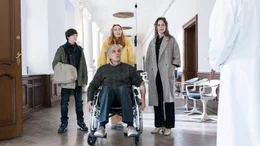 Hermann (Walter Sittler, Mitte unten) wird von Tochter Claudia (Anja Knauer, re.), Enkel Lenny (Arthur Gropp, li.) und Hanne (Andrea Sawatzki, Mitte oben) begleitet.