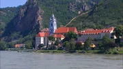 Die berühmte Stiftskirche von Dürnstein war in den 1980ern vom Verfall bedroht. Erst bei der Renovierung bekam sie ihre smalte-blaue Farbe. Damals noch ein richtiger Skandal, ist der Turm heute längst zum Wahrzeichen der Wachau geworden.