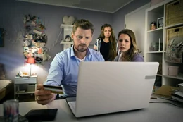 Damit das Nacktfoto aus dem Netz verschwindet und Lara (Aleen K&ouml;tter, M.) nicht noch mehr seelischer Schaden zugef&uuml;gt wird, zahlen Charlotte (Felicitas Woll, r.) und Marcus (Martin Gruber, l.) die geforderten 500 Dollar. Doch nur kurze Zeit sp&auml;ter steht das Bild mit einer erneuten Zahlungsaufforderung auf einer anderen Website online ...