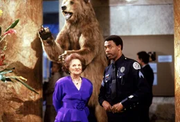 Mrs. Stanwyck (Billie Bird), Jones (Michael Winslow, r.)