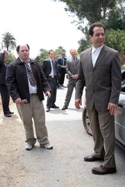 Die außergewöhnlichen Ermittlungsmethoden von Monk (Tony Shalhoub, re.) erscheinen völlig normal, wenn man den Privatdetektiv Marty Eels (Jason Alexander, li.) bei seine noch viel skurrileren Methoden beobachtet. Und genau das bringt Monk zur Verzweiflung. Doch Capt. Stottlemeyer (Ted Levine, 2.v.re.) und Lt. Disher (Jason Gray-Stanford) sind mit den Ermittlungsergebnissen von Eels zufrieden. Die außergewöhnlichen Ermittlungsmethoden von Monk (Tony Shalhoub, re.) erscheinen völlig normal, wenn man den Privatdetektiv Marty Eels (Jason Alexander, li.) bei seine noch viel skurrileren Methoden beobachtet. Und genau das bringt Monk zur Verzweiflung. Doch Capt. Stottlemeyer (Ted Levine, 2.v.re.) und Lt. Disher (Jason Gray-Stanford) sind mit den Ermittlungsergebnissen von Eels zufrieden.