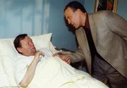 MDR Fernsehen IN ALLER FREUNDSCHAFT FOLGE 95, "Ein Unfall mit Folgen". Busunternehmer Andreas Schenk (Matthias Dittmer, rechts) bedroht den Busfahrer Tächner (Ernst Georg Schwill).