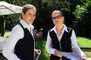 Gitti (Kathleen Fiedler, l.) gesteht Sibylle (Julia Mitrici, r.), dass sie sich in Michael verguckt hat.