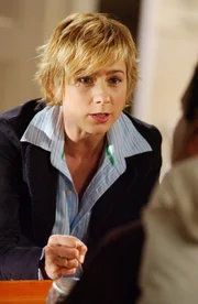 Natalie (Traylor Howard) bittet Monk inständig, ihr bei der Aufklärung eines mysteriösen Mordfalls zu helfen. Doch Monk, der glaubt, an dem Ebola-Virus erkrankt zu sein, will sein Bett nicht verlassen.