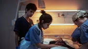 Als Adam (Ben Whishaw, l.) seine Patientin notgedrungen in das staatliche Krankenhaus einliefern muss, gibt es keine Zeit zu verlieren. Shruti (Ambika Mod, M.) übernimmt die Behandlung und Adam wird plötzlich etwas klar. Als Adam (Ben Whishaw, l.) seine Patientin notgedrungen in das staatliche Krankenhaus einliefern muss, gibt es keine Zeit zu verlieren. Shruti (Ambika Mod, M.) übernimmt die Behandlung und Adam wird plötzlich etwas klar.