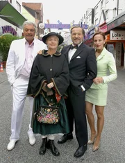 Von links nach rechts: Drago (Juraj Kukura), Almbäuerin Rosa (Christiane Hörbiger), Fischhändler Hannes (Götz George) und Pharmareferentin Carmen Schwertfeger (Sonja Kirchberger).