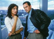Elke (Maren Schumacher) ist sauer, als sie erfährt, dass Jörg die ihn belastenden Dokumente, die Tom (Marcus Grüsser) aus Elkes Akte besorgen sollte, bereits an sich genommen hat.