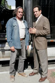 Monk (Tony Shalhoub, re.) trifft nach 39 Jahren auf seinen verschollen geglaubten Vater Jack (Dan Hedaya), einen Lkw-Fahrer aus Texas. Die Umstände des Wiedersehens sind allerdings wenig erfreulich, da Jack Monk wegen Widerstands gegen die Staatsgewalt inhaftiert wurde. Monk (Tony Shalhoub, re.) trifft nach 39 Jahren auf seinen verschollen geglaubten Vater Jack (Dan Hedaya), einen Lkw-Fahrer aus Texas. Die Umstände des Wiedersehens sind allerdings wenig erfreulich, da Jack Monk wegen Widerstands gegen die Staatsgewalt inhaftiert wurde.