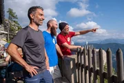 Von links: Marcus Fahn mit den Hüttenwirten Sebastian Bailey und Andreas Hauber vor der Tegernseer Hütte. Von links: Marcus Fahn mit den Hüttenwirten Sebastian Bailey und Andreas Hauber vor der Tegernseer Hütte.