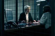 Orla (Jodie Whittaker, li.) PO Martin (Lisa Millett, re.) Orla (Jodie Whittaker, li.) PO Martin (Lisa Millett, re.)