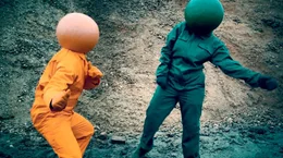 ORANGE (Ben Hucke, li.) versucht GR&Uuml;N (Hannah M&uuml;hlfeldner, re.) zu folgen. Loszulassen