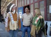 Tr&ouml;delprofi Mauro Corradino (Mitte) unterst&uuml;tzt heute Iris und Peter.