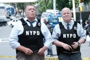 Scully (Joel McKinnon Miller, l.); Hitchcock (Dirk Blocker, r.)