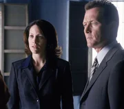 Reyes (Annabeth Gish, l.) und Doggett (Robert Patrick, r.) versuchen mit allen Mitteln, Mulder zu helfen. Reyes (Annabeth Gish, l.) und Doggett (Robert Patrick, r.) versuchen mit allen Mitteln, Mulder zu helfen.