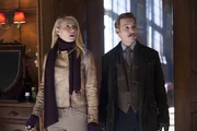 W&auml;hrend sich Mortdecai (Johnny Depp, r.) gegen konkurrierende Kunstsammler und -schmuggler zur Wehr setzen muss, sammelt Johanna (Gwyneth Paltrow, l.) Informationen &uuml;ber den Auftrag, den Insepctor Martland ihrem Mann erteilt hat ...