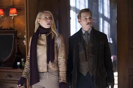 W&auml;hrend sich Mortdecai (Johnny Depp, r.) gegen konkurrierende Kunstsammler und -schmuggler zur Wehr setzen muss, sammelt Johanna (Gwyneth Paltrow, l.) Informationen &uuml;ber den Auftrag, den Insepctor Martland ihrem Mann erteilt hat ...