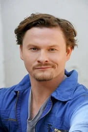 Shenja Lacher (Alex Heider).