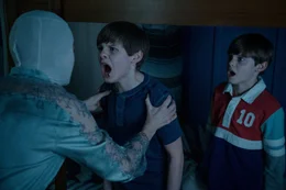 L-R: Mutter (Naomi Watts), Elias (Cameron Crovetti) und Lucas (Nicholas Crovetti)
