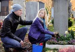 Oliver (G&ouml;tz Schubert) tr&ouml;stet seine Tochter Holly (Valerie Rall), die um ihre Mutter trauert.