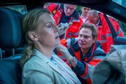Dr. Haase (Fabian Harloff) kümmert sich um Frau Mackenroth (Carolin Fink), deren Wagen von einem anderen Fahrzeug gerammt wurde, und muss feststellen, dass es sich bei der selbstbewussten Dame auch um eine Medizinerin handelt. Sie gibt eine präzise Diagnose ihres Zustandes ab.