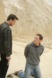 Mike (James Denton, l.) ist mit Paul (Mark Moses, r.) in der Wüste angelangt, doch bevor er Paul umbringt, möchte er wissen, warum er Deirdre auf dem Gewissen hat ... Mike (James Denton, l.) ist mit Paul (Mark Moses, r.) in der Wüste angelangt, doch bevor er Paul umbringt, möchte er wissen, warum er Deirdre auf dem Gewissen hat ...