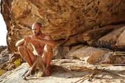 Arizona, Ed Stafford twisting desert grass to make a rope