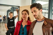 Polizeipsychologin Mina (Yasmina Djaballah) wird von Hauptkommissar Thomas Waldeck (Jan Kittmann, r.) und Einsatzleiter Heller (Dirk Ossig) am Tatort erwartet. Die Zeugin eines brutalen Mordes kann nicht aussagen. Mina soll es gelingen, Zugang zu der psychisch kranken Frau zu finden.