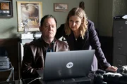 Privatdetektiv Kevin Hauner hat auch in Nadines Todesnacht vor Seyfrieds Haus Stellung bezogen. Paul Böhmer und Vera Lanz durchsuchen seinen Laptop nach unterschlagenen Hinweisen. Privatdetektiv Kevin Hauner hat auch in Nadines Todesnacht vor Seyfrieds Haus Stellung bezogen. Paul Böhmer und Vera Lanz durchsuchen seinen Laptop nach unterschlagenen Hinweisen.