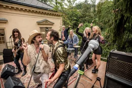 L-R: Mao (Pia Hierzegger), Max (Michael Ostrowski), Jerry (Gerald Votava), Harry (Detlev Buck), Schorsch (Georg Friedrich), Joyce (Jayney Klimek), Gretchen (Hilde Dalik).