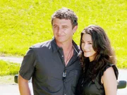 Der Bergdoktor "Ein harter Schnitt". Im Bild: Hat diese Liebe eine Zukunft? Martin Gruber (Hans Sigl) und seine Freundin Julia (Mariella Ahrens) versuchen ihr Glück zu retten.