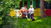 Moderatorin Lisa Kestel (l) mit Heide-Lore Bieger, 78, aus Kaarst. Heide-Lore Bieger freut sich über ihre neue tierische Freundin, die 12-jährige Hündin Bogar aus Ungarn.