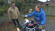 Klaus (li.) und Trödelprofi und Motorrad-Fan Otto Schulte
