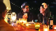 Per (Musa G&uuml;lhan) und Ulrike (Corinna Bergmann) beim Spiel &bdquo;Wahrheit oder Pflicht?&ldquo;.