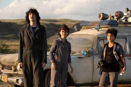 Treten in die Fussstapfen der alten Ghostbusters (v.l.n.r.) Trevor Spengler (Finn Wolfhard); Phoebe Spengler (Mckenna Grace); Podcast (Logan Kim)
