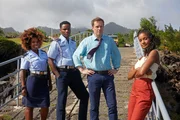 Officer Ruby Patterson (Shyko Amos, l.), Officer JP Hooper (Tobi Bakare, 2.v.l.), DI Jack Mooney (Ardal O'Hanlon, 2.v.r.) und Madeleine Dumas (Aude Legastelois, r.) ermitteln in einem Mordfall.