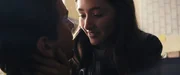 Von ihrer Liebe darf niemand erfahren: Schülerin Evelin (Emily Kusche) mit Vertrauenslehrer Milan (Marc Benjamin).