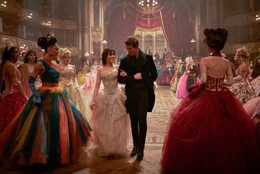 Cinderella (Camila Cabello, m.l.) und Prince Robert (Nicholas Galitzine, m.r.)