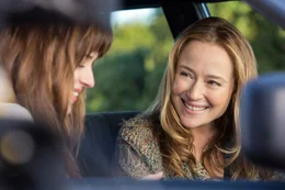 Im Bild (v.li.): Anastasia Steele (Dakota Johnson), Carla May Wilks (Jennifer Ehle)