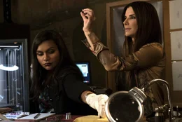 Amita (Mindy Kaling, l.); Debbie Ocean (Sandra Bullock, r.)