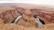 Tief unten, am Fu&szlig;e des Grand Canyon, flie&szlig;t der Colorado River. Vor etwa sechs Millionen Jahren hat er den Grand Canyon ins Gestein gefr&auml;st.