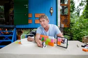 Wie konnte der Dieb die wertvollen Spiegel stehlen? Fritz Fuchs (Guido Hammesfahr) stellt den Tatort nach.